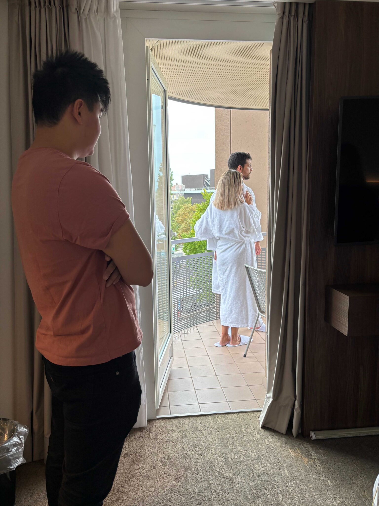 Shooting sur le balcon d'une chambre d'hôtel